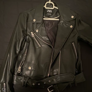 Skinnjacka från Zara - Skinnjacka från Zara oanvänd i storlek S