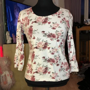 Blommig topp - Jättesöt topp med blommor som endast är testad! 🌷 inte fullängd på armarna och det är så snyggt! Stretch och supermjuk tyg. ☀️