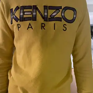 Säljer en Kenzo tröja (tjockare tröja). Väldigt bra skick! Passar både kille och tjej:) Storlek S