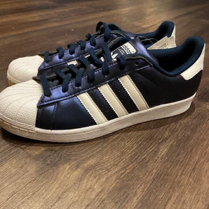 Adidas Skor!!!! - Jag säljer ett par ass balla Adidasskor helt oanvända!!! Säljer pga att de är för stora. Har fortfarande lappen på! Nypris 750kr, mitt pris 500kr. Priset kan diskuteras… Storlek 44,5! Perfekta som julklapp 🔥