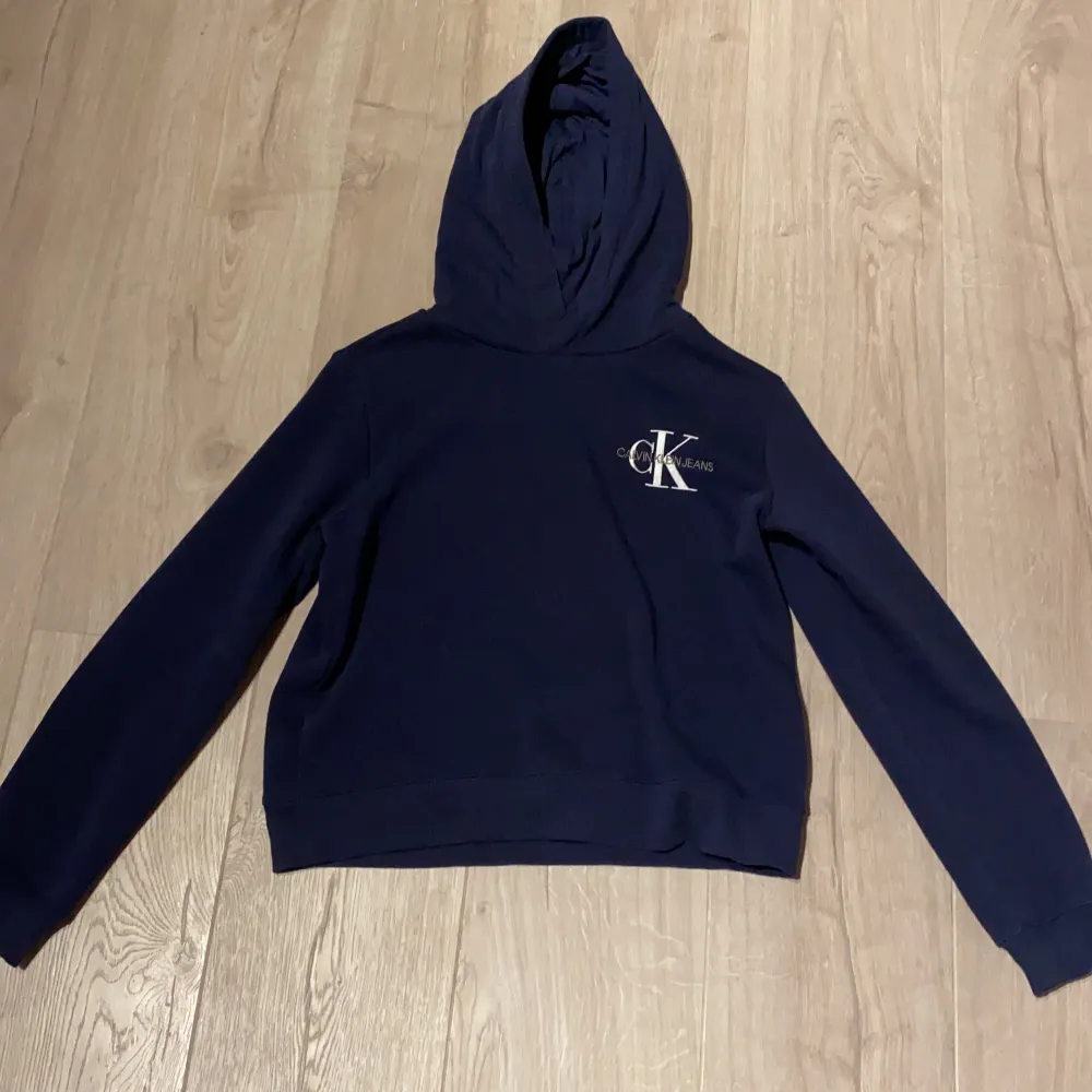 En superfin Calvin Klein hoodie! Hoodien är croppad och har broderat tryck på högersidan💞 använd få gånger, gott skick💞. Hoodies.