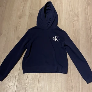 Calvin Klein hoodie  - En superfin Calvin Klein hoodie! Hoodien är croppad och har broderat tryck på högersidan💞 använd få gånger, gott skick💞