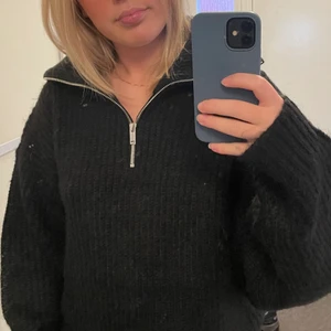 Snygg stickad tröja - Helt ny tröja super fin i längden och även väldigt skön, säljer då ja inte tycker jag passade i den💕