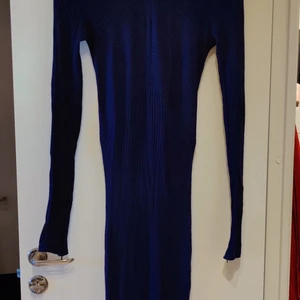 Klänning i trikå - En knappt använd klänning från H&M. Öppen i ländryggen. Går till hälften av vaden, ungefär. 