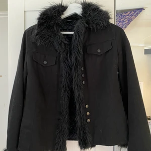 Svart jacka - Svart afgahan jacka som jag älskar, säljer då den är för liten på mig💕 aldrig använd endast testad💕