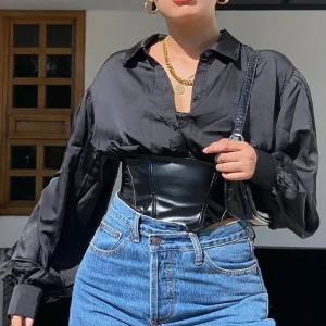 Långarmad topp  - En super snygg långarmad topp. Använd några få gånger men inget jag använder längre. Storlek S. Ordinare pris 400kr.🤍