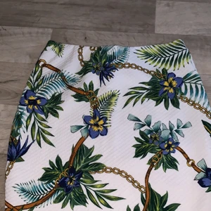 36 - Snygg kjol som jag fick i present aldrig använd 