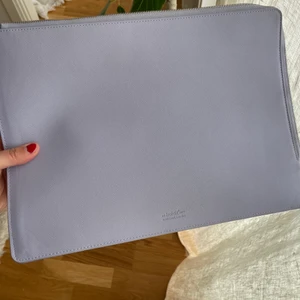 Datorfodral Holdit - Säljer mitt datorfodral från Holdit i färgen Lavender. Mått på den är 36x26,5cm. 🌸 helt felfri och som ny!