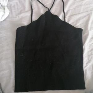 Linne - Svart linne som går som en triangel vid halsen. Jätte fin, extremt bekvämt tyg, men är för stor för mig.. Aldrig använd! 