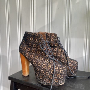 Jeffrey Campbell - Klackskor från Jeffrey Campbell, slitage bak på klackarna men skon i fint skick. Säljes på grund av att jag inte använder klackskor längre. 