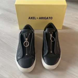 Axel arigato skor  - Jätte fina Axel arigato skor. Använda kanske 4-5 gånger då dom är för stora för mig så har jag inte kunnat använda dom tyvärr.. så dom är i jätte fint skick i storlek 40.🥰   Frakt ingår i priset💯