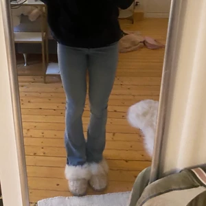 Boutcut jeans - Säljer ett par jättefina bootcut jeans från Gina! Använda typ 2 gånger men de är försmå för mig nu, men de är i såå fint skick! 