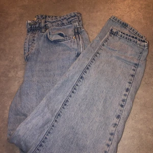 Jeans - Säljer två likadana av dessa!🤍storlek 36🤍 använda men ändå bra skick🤍 (frakt tillkommer) (fraktkostnaden kan ändras)🤍#jeans