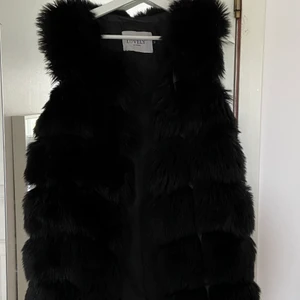 Fake fur väst - En väst med oäkta päls men skitsnygg! Den ser verkligen ut att vara äkta och jag älskar den. Men tyvärr är den förliten nu så måste sälja;( 