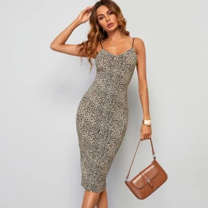 Leopard klänning - Säljer nu denna super snygga klänning, den är aldrig använd för att den aldrig fått tillfälle till det. Den är i storlek Xs men passar lika väl S. 