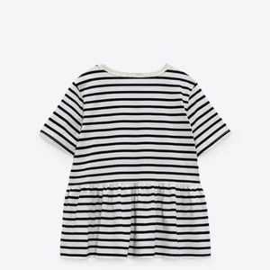 Randig t-shirt - Säljer denna snygga, trendiga t-shirt från zara som aldrig är använd!💕 Köparen står för frakten 