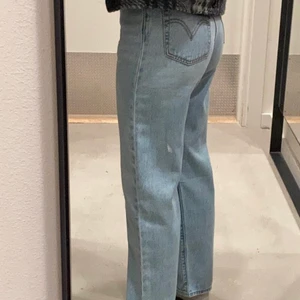 Levis jeans  - säljer nu mina Levis jeans i modellen ribcage straight då de blivit lite korta på mig som är 165. Köpta förra hösten för 1199 och är använda en del men i väldigt gott skick då det ite finns fläckar eller annat. Skriv privat för frågor eller annat 💓 om flera är intresserade kan det bli budgivning, priset kan även diskuteras 