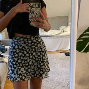 Blommig kjol - Kjol med blommor från h&m. Storlek 32. Använd Max 3 gånger 