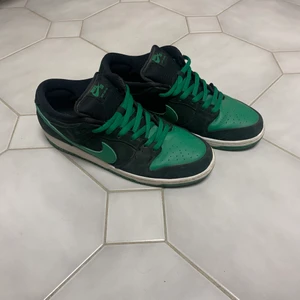 Nike sb dunk low - NIKE SB DUNK LOW - JPACK PINE GREEN                                 Feta dunks i pine green black colourway, med de gröna skosnörerna som ingår i orginalboxen. Köpta från Hollywood ca. Dec 2019. Har tyvärr inte kvar kvitto eller orginalbox.           Nypris på stockx eller grailed; 3500kr                                          Mitt pris: 2500                                                Storlek 45 men passar mig som brukar ha 44.