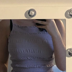 Söt topp - Säljer det här söta linnet för att det inte är min stil längre! Det är i nyskick. Säljer den för 30kr + frakt.