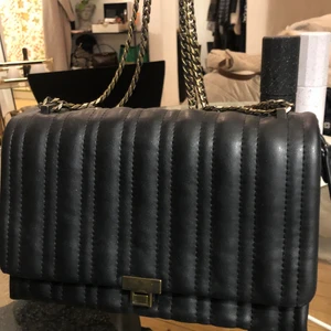 Zara väska  - Svart axelväska från Zara