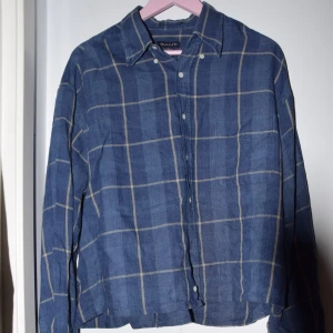 Gant flanellskjorta storlek L - En blågrå flanellskjorta från Gant i storlek L. Har sytts upp men det märks knappt. Pris kan diskuteras. 