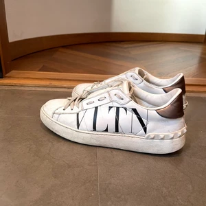 Valentino sneakers  - Vita Valentino sneakers med svart text. Nypris: 5700kr. Säljer för: 2199kr. Även bud. Storlek: 38 1/2 