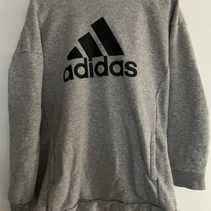 Adidas tröja strl M  - Stor mysig Adidas tröja. Nypris ca 700kr
