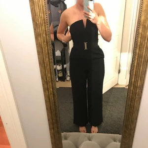 Byxdress - H&M - Snygg byxdress i kostymliknande material, storlek 34 från H&M. Axelbandslös men har en gummiliknande kant för att hålla plagget uppe. Finns dessutom dragkedja vid sidan samt fickor. Prislappen är inte kvar men den är helt ny. Har aldrig använt den och nu har den tyvärr blivit för liten. 80kr + frakt (66kr spårbart eller 62kr icke spårbart) 