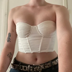 Korsett - Fin vit korsett, älskar den🤍 går även att justera med knytning i ryggen <3