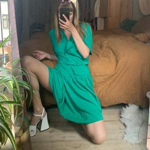 Vintage mididress from the 80s. Green and with plissé skirt and belt. Size small but oversize loose fit so medium fits too also in the sleeves 