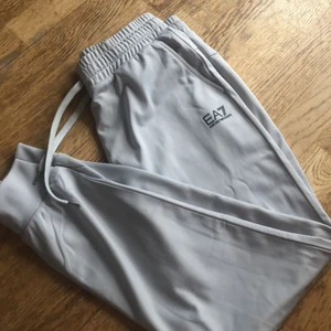 EA7 byxor  - Storlek M (lite små i storlek passar S) aldrig använda 