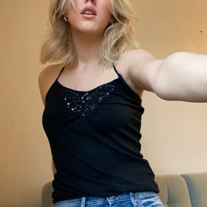 Svart topp - Svart topp med fjärilsmotiv i paljetter 🖤 älskar denna men säljer nu vidare. Köpt second hand