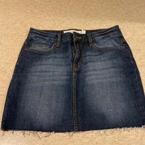 Jeans kjol - Säljer den för 70 kr kostade 150 kr från hm storlek 36 går för 34 ochså 