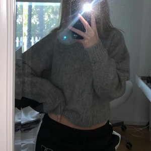 Stickad tröja - Skön stickad tröja från H&M, använd någon enstaka gång så i fint skick! Storlek XS🥰