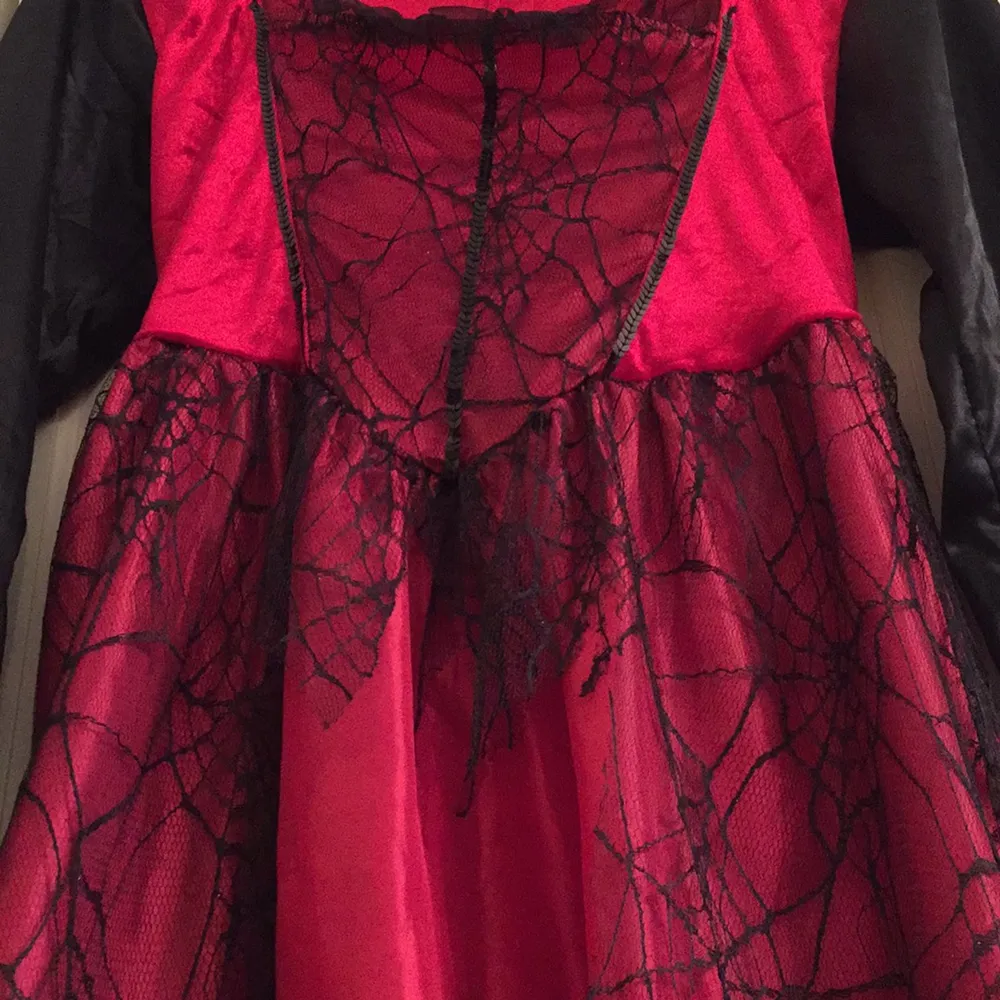 Säljer min vampyrkostym för halloween. Storlek M. Glansig röd med svart spindelnätstyg. Använd, men utan fläckar. Om fler är intresserade startar budgivning.. Kostymer.