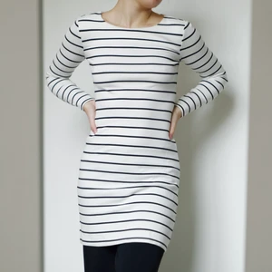 RANDIG KLÄNNING - Randig klänning som sitter snyggt, storlek XS (passar mig som är en 36/38). Inga fläckar eller defekter.