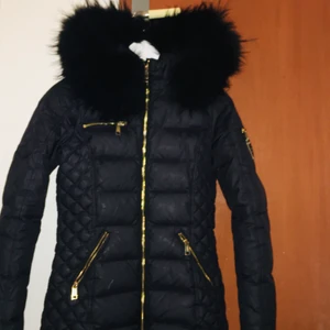 Rockandblue  - Rock and blue vinterjacka med äkta päls , använd endast en gång, jackan är i mycket bra skick. 1300kr bor i Vällingby 