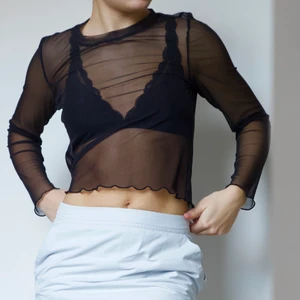 SVART MESH TRÖJA - Svart mesh från Monki, storlek S. Som ny.