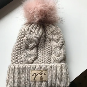 Mössa - Säljer denna söta mössan, alldrig använt!💕💕