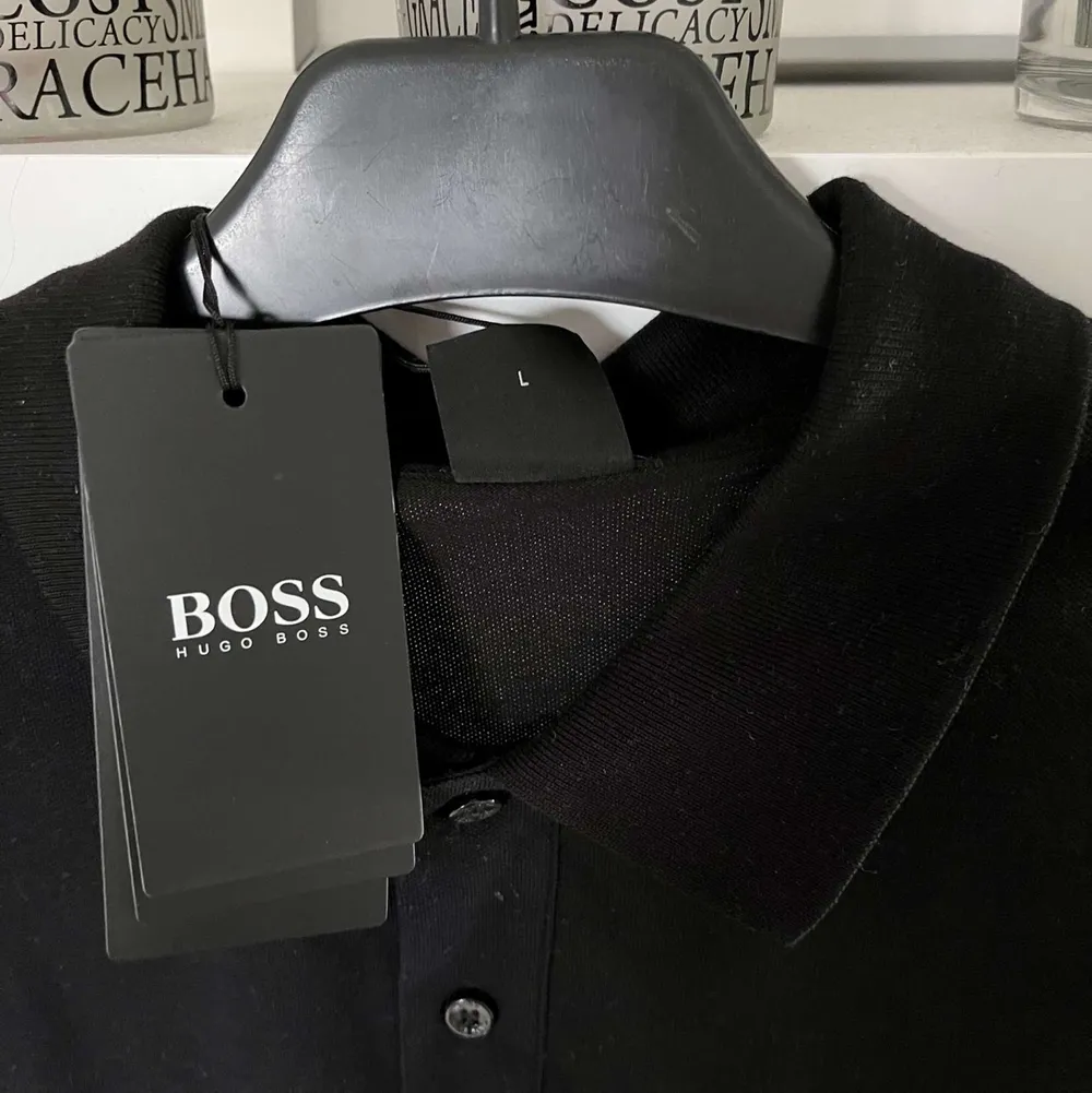 Hugo boss piké i storlek L men sitter typ som M. Aldrig använd. Priset kan diskuteras. T-shirts.