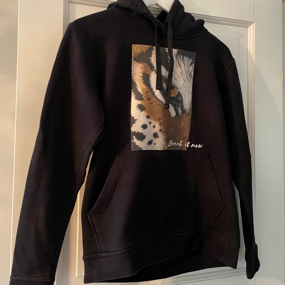 Snygg hoodie nämnd ”Tigereye” från The Cool Elephant. Storlek XS, bra skick. Kan skickas, köpare står för frakten ✨ Bilden på modellen är lånad. Nypris 599 kr.. Hoodies.