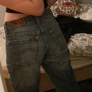Lågmidjade lee jeans - Snygga lågmidjade jeans från lee. storlek 32/33. Kommer tyvärr inte till användning så bättre att jag säljer dom❤️