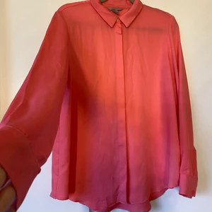 Rosa skjorta - Jätte fin tunn rosa skjorta som inte kommer till användning. Storleken är L men sitter skit snygg som oversized på en xs-m också. Super fin med ett linne under och uppknäppt. Finns en liten fläck längst ner på skjortan men inget man ser direkt på! Färgen är lite av på bilderna men det är en väldigt stark och fin rosa färg i värkligheten! 