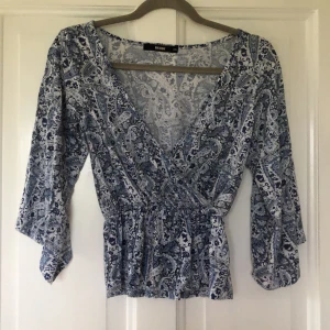 Omlott topp - Omlott topp från Bikbok. Storlek XS.