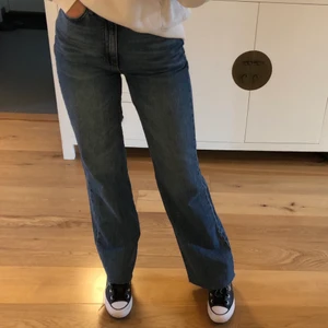 Blåa jeans strl 36 - Ett par jättefina högmidjade jeans i strl 36 från stradivarius. Dem är tillräckligt långa för mig som är 173cm. Köpare står för frakten 📦. Skriv privat vid intresse!💕