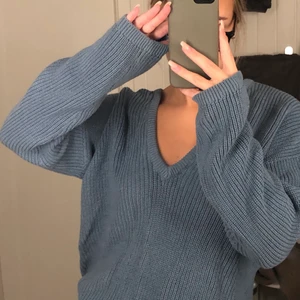 Stickad tröja - Säljer denna blåa stickade tröja, oanvänd! Storlek L men passar s och M