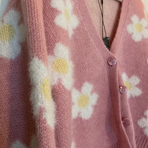 Stickad kofta  - Stickad kofta med blommor. Helt oanvänd då jag köpte en för liten storlek! Super fina knappar. Stollen är XS men Oversized i storleken 