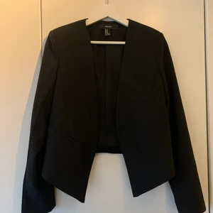 Svart kavaj - Svart kavaj storlek M. Från FOREVER 21. 