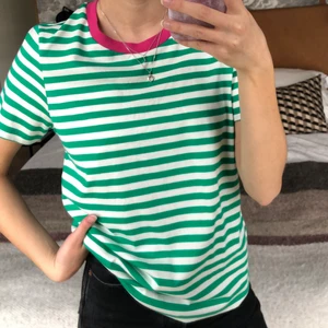 & other stories t-shirt randig - En randig t-shirt från & other stories. Använd fåtal gånger, den är som ny. Spårbar frakt tillkommer på 51kr.